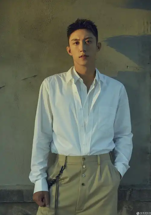 一身穿搭利落帅气,将黄景瑜的身材衬托得极好;而白衬衣的搭配简单清爽