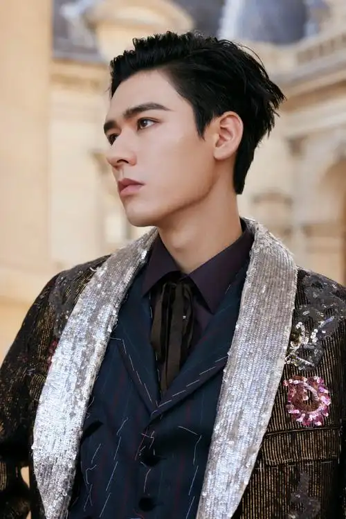 巴黎时装周##星装kstyle##龚俊的西装好闪