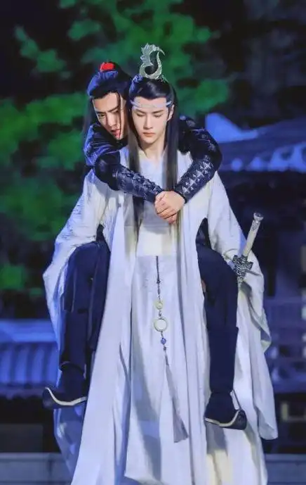 王一博背起肖战,谁注意到王一博的这个动作?两人关系瞬间暴露