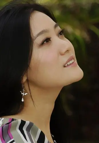 图揭秘谭晶隐身一年后回归昔日成长经历大曝光