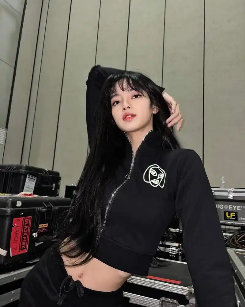 lisa身穿黑色运动套装,短款上衣的设计,超细蚂蚁腰尽显