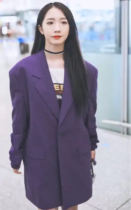 孟美岐紫色超大西装搭配黑色丝袜这鞋底也太高了吧