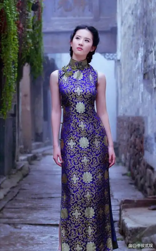 女星穿旗袍,有人出糗,有人搞笑,原来还得是她穿上最好看
