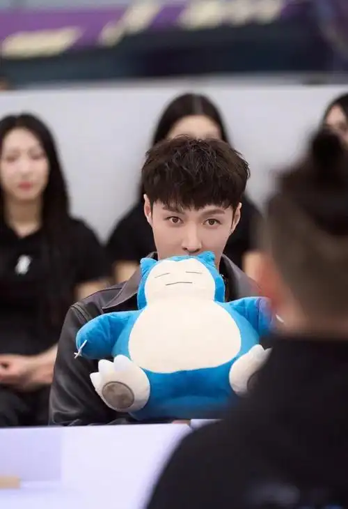 张艺兴反常举动惊艳女团|沈腾|关晓彤|社交平台_网易订阅