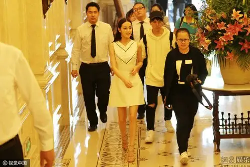 迪丽热巴现身与助理有说有笑