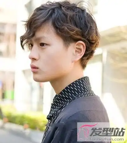 男生波浪卷发型时尚灵动潮男必备