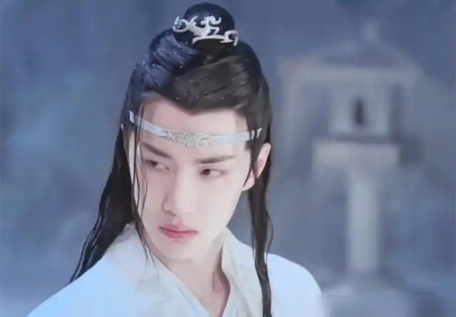 王一博古装新剧照曝光一袭白衣再现蓝忘机的清冷风骨