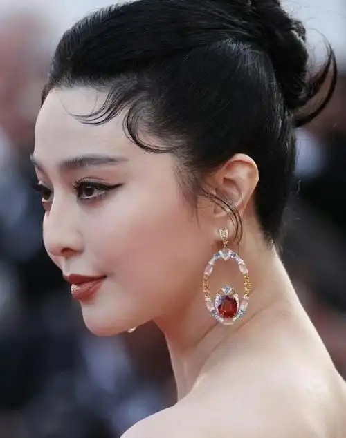 不得不承认,范冰冰真的老了首先,应该清楚的是,红地毯上的礼服看起来