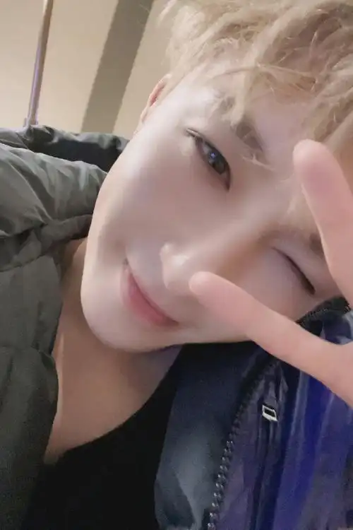 张艺兴挑眉wink#super idol 的笑容,就属82最甜,各位走过路过的