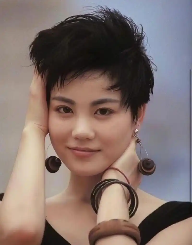 年轻时候的王菲,一脸的青春稚气,一脸的胶原蛋白