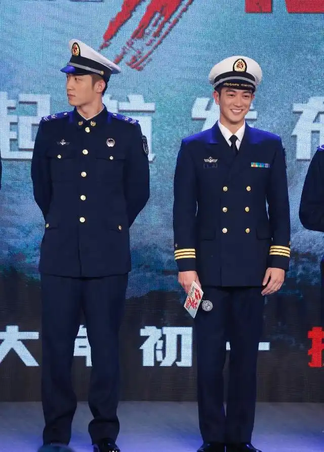 杜江黄景瑜两大男神现身同框比帅,谁的军装照让你眼前一亮?