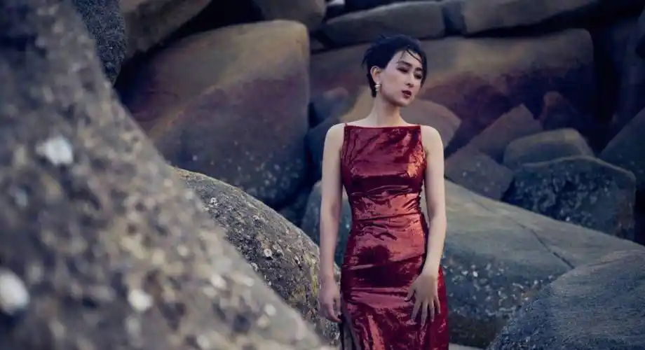 马苏身穿红色开叉连衣裙,曲线优美,美腿十足_魅力_气质_照片