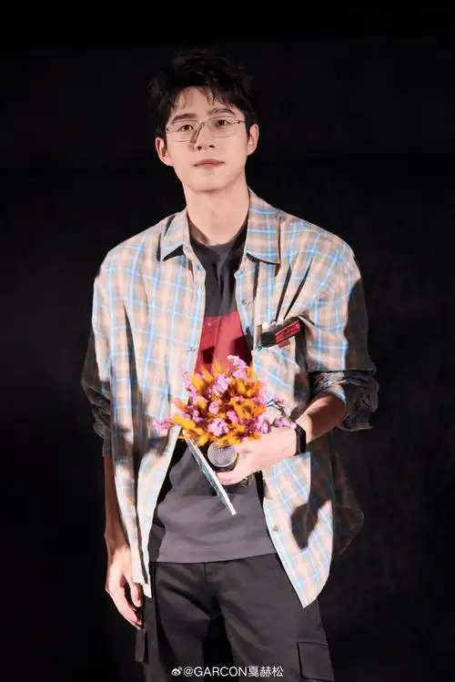 戛赫松#@刘昊然turbo身着garÇon by garÇon 汉麻混纺格纹衬衫