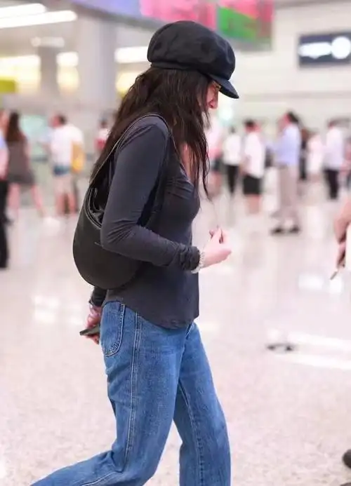 熊乃瑾这审美是真强,简单一身时髦又显身材,可惜脸变太大不敢认