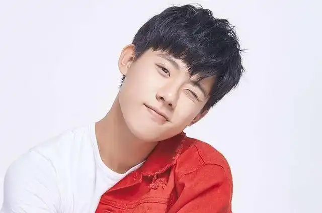 关注度七天飙涨十大00后男明星,易烊千玺范丞丞黄明昊领衔!