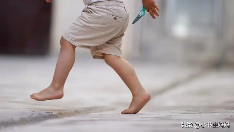 夏天,宝宝光脚走路好处多,这几类孩子更应该多光脚