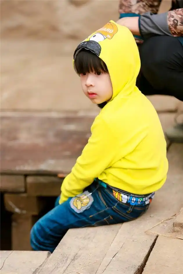 组图:吴尊晒儿子侧颜照 max两眼放空好呆萌