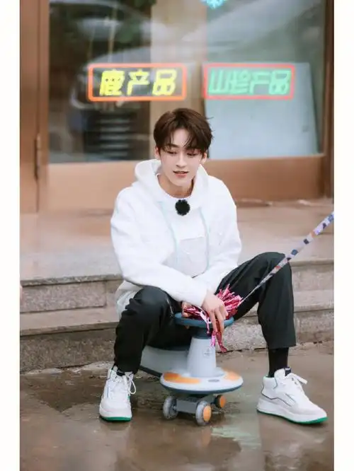 何洛洛白色运动鞋黑袜