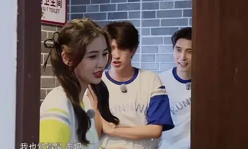 baby被蔡徐坤黄旭熙挤在中间避嫌坐姿太醒目哪个男生受得了