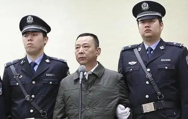 刘汉庭上情绪失控 曾赌场输10亿现沦为阶下囚(4)