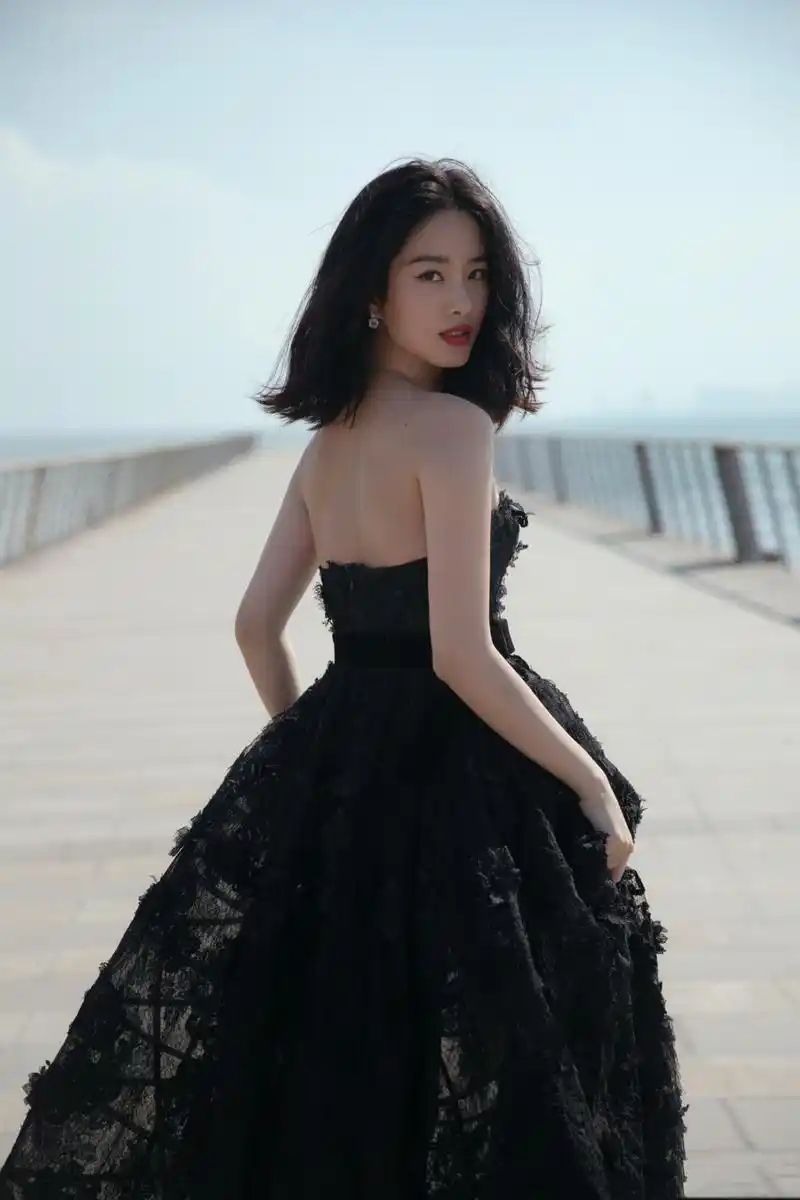 杨采钰文艺又妩媚蕾丝抹胸裙秀美人鱼身材回眸梨涡浅笑好迷人