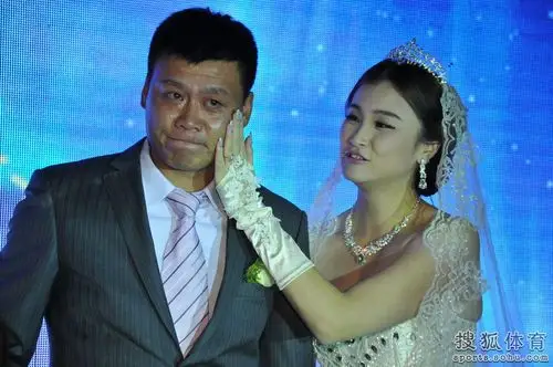 新加坡华裔国脚邱礼大婚喜极而泣激动落泪