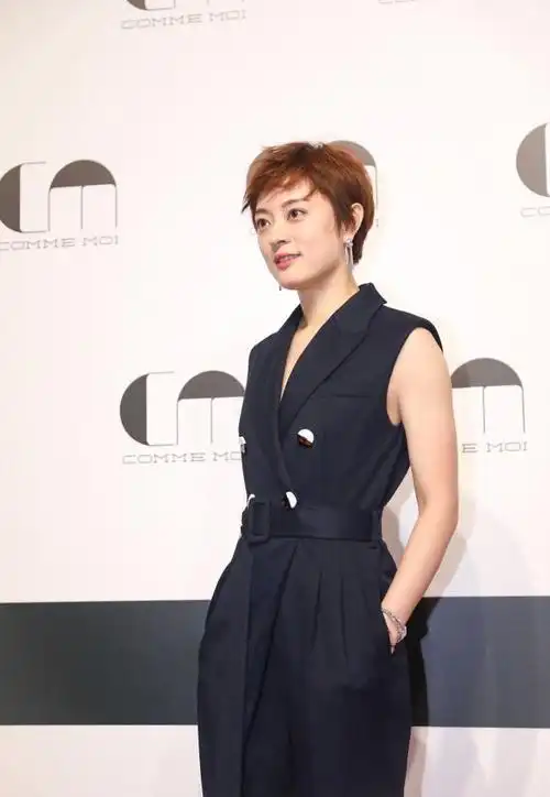 读者最喜欢的正能量偶像,当属是孙俪,戏外的穿搭素颜也很好看