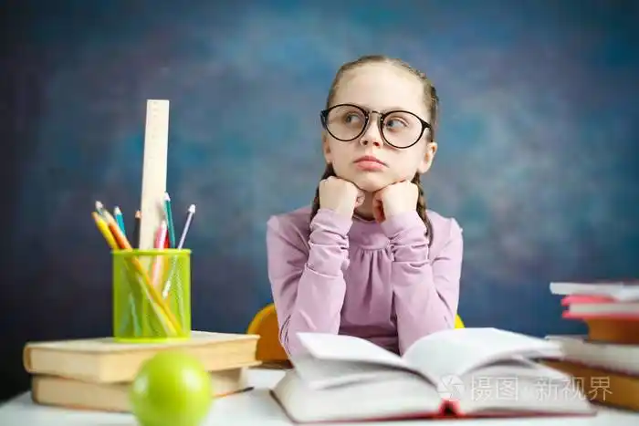 聪明的学生戴眼镜教育系统学校概念特写镜头