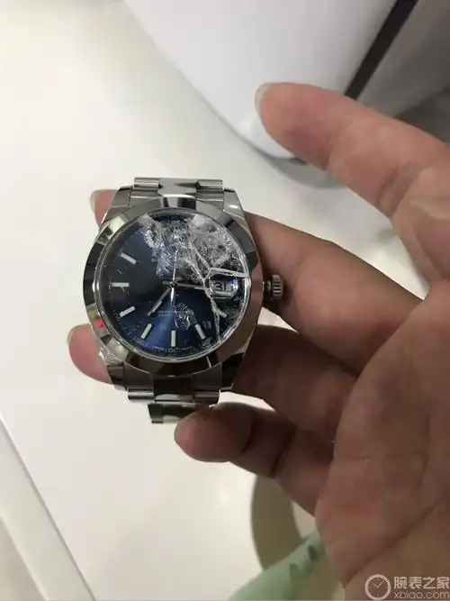 请问手表摔成这样还有救吗?劳服修一修多少钱?