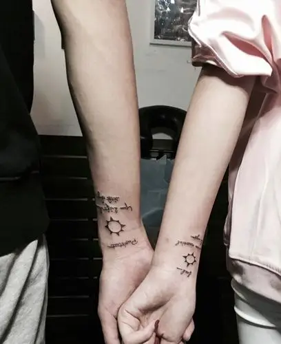 充满幸福感的手腕情侣英文刺青 - 纹身秀