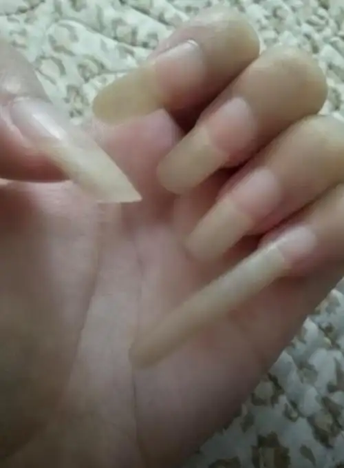 13岁妹妹喜欢留长指甲,可学校要求要剪,作为哥哥该怎么做