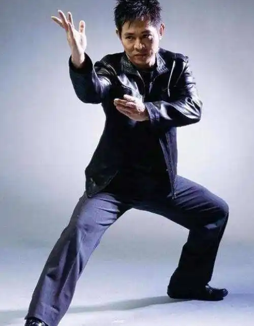 李连杰身高成谜 脱掉鞋竟和曾志伟一样高