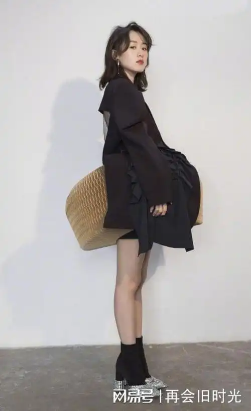 上海妹子袁冰妍红秀杂志写真黑丝脚踩地板网友露脚趾了