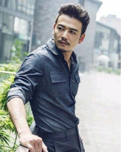 虽说他并不是因为这部剧走红的,作为这种实力派的演员,他的演技是无可