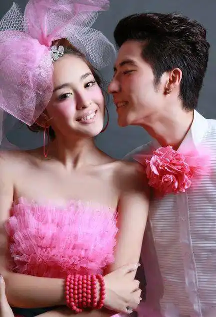 还记得古力娜扎和迪丽热巴出道前拍的婚纱照吗?