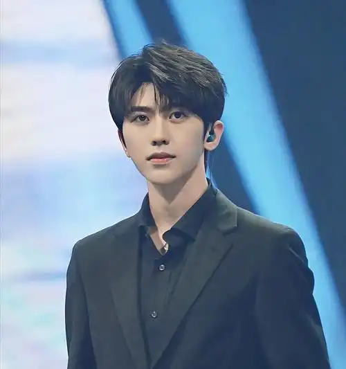 《青春有你2》录制结束,蔡徐坤眼含热泪画面让人感动