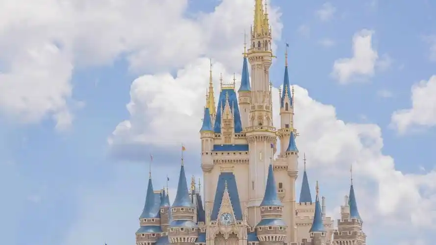 壁纸:名字是《城堡 4k 白云 蓝天 桌面》编号是335507,尺寸是3840x