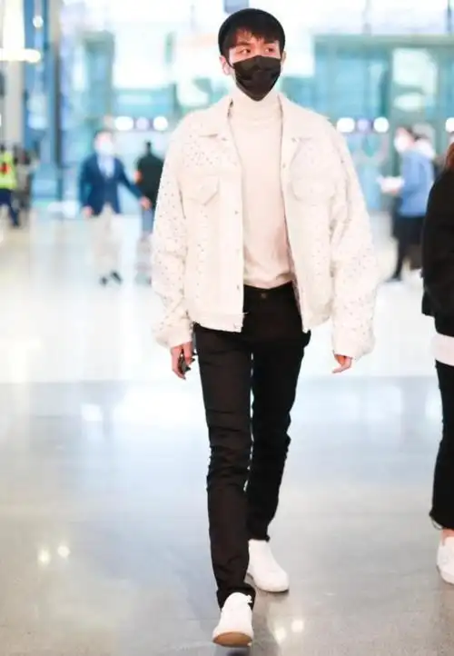 张若昀这身穿搭穿出了筷子腿走在大街上连女生都要羡慕了