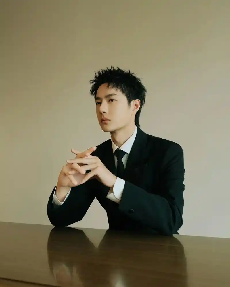 王一博 身着黑色西装,利落清爽. - 抖音