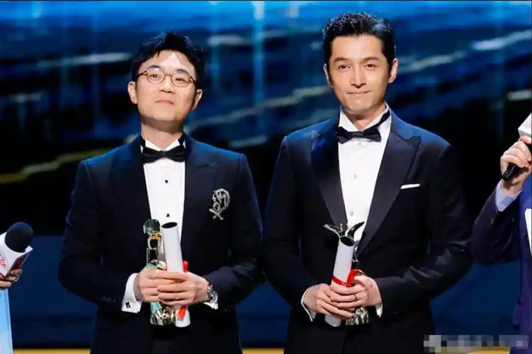 上海这一夜,宋佳身高傲人,王一博c位难让,大鹏高举"引导牌"_腾讯新闻