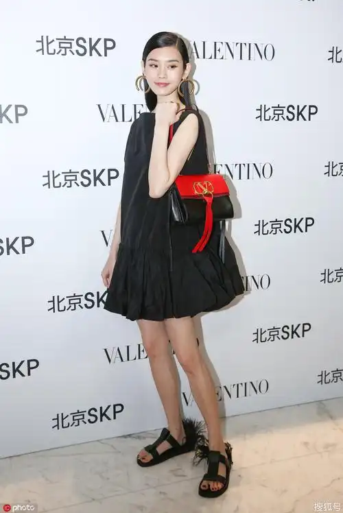 奚梦瑶穿蓬蓬裙秀美腿,衣着宽松遮挡好身材显臃肿