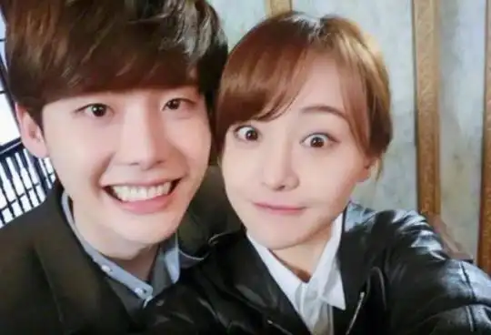 郑爽和李钟硕的关系郑爽和李钟硕在一起过吗