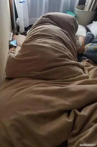 为了和女友睡在同一张床上日本这小哥拼尽了全力