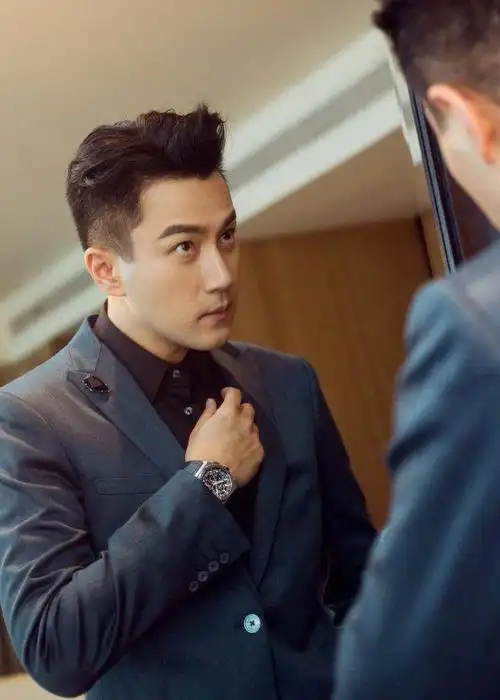 刘恺威今日一身蓝色西装亮相沈阳好帅气