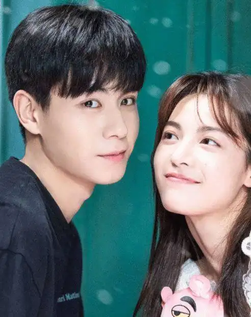 "青春须早为"这部电视剧主要讲述的是胡一天饰演的郑乾,和钟楚曦饰演