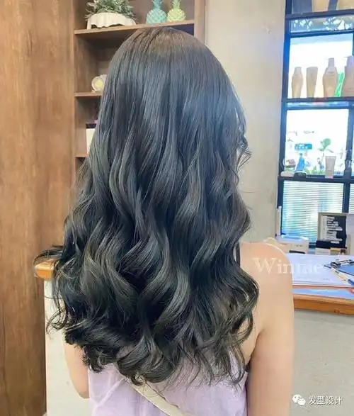 染一个时尚又简约的渐变染,时尚感加倍,中长发的妹子可以尝试烫个半卷
