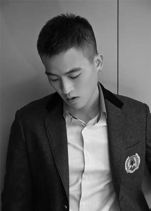 欧豪黑白写真曝光简约西装演绎冬日质感时尚图