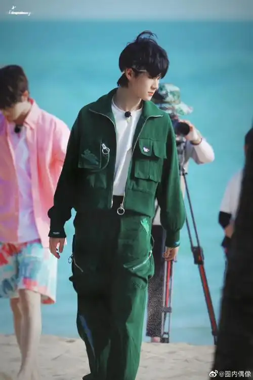 张真源绿色套装发带造型##张真源绿色套装造型