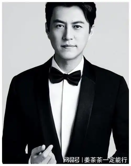 靳东参加两会他身份好厉害穿蓝色西装帅气儒雅领导范儿十足