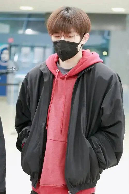 易烊千玺回国机场饭拍 黑色夹克77红色卫衣造型,帅哥回国啦!